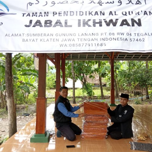 Meja Al-Qur’an untuk TPA di Bayat, Klaten